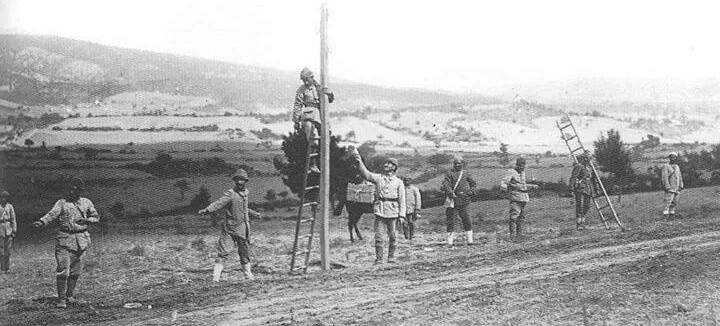 Image: A group of Ottoman soldiers fixing the telegraph poles.